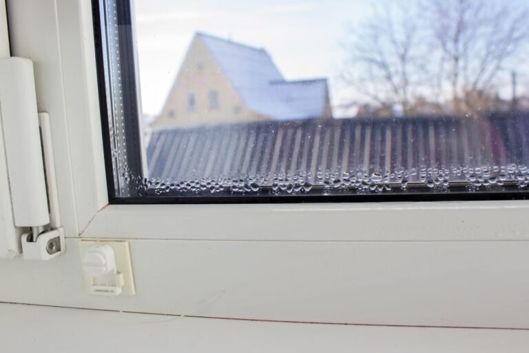Nawiewniki okienne a wilgoć i zaduch: jaki typ wybrać i gdzie montować Nawiewniki okienne a wilgoć i zaduch
