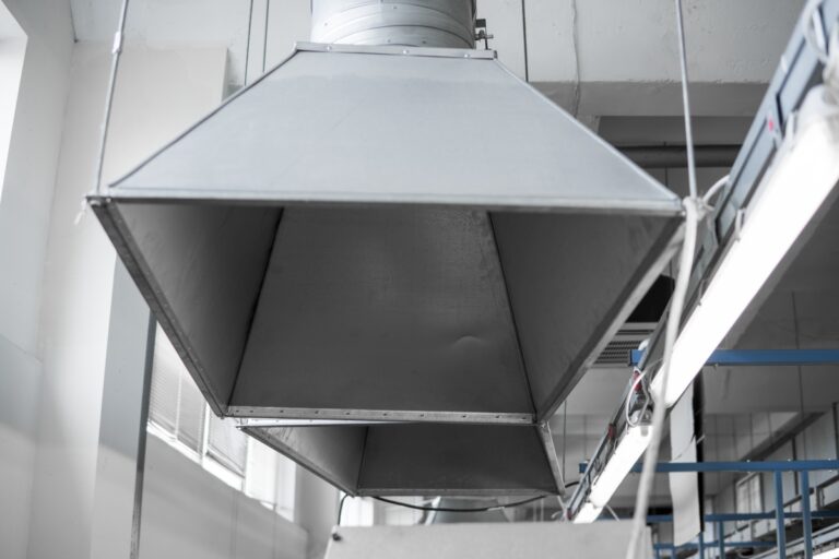 Wózki widłowe w hali: odciągi spalin i wymagania wentylacyjne