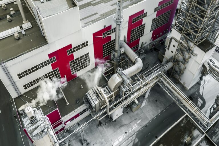 Odzysk ciepła z maszyn i procesów: darmowe ogrzewanie hali produkcyjnej