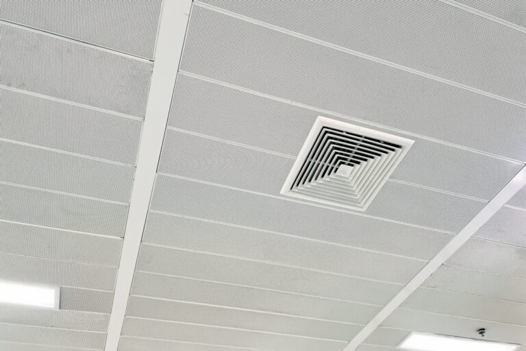 Sufity podwieszane a wentylacja: jak estetycznie ukryć rury i rekuperację? Sufity podwieszane a wentylacja: jak estetycznie ukryć rury i rekuperację?