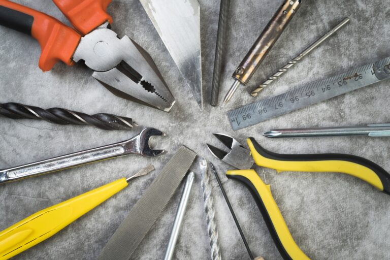 Narzędzia do montażu instalacji technicznych w domu: lista, zastosowania i wybór Narzędzia do montażu instalacji w domu – lista i wybór