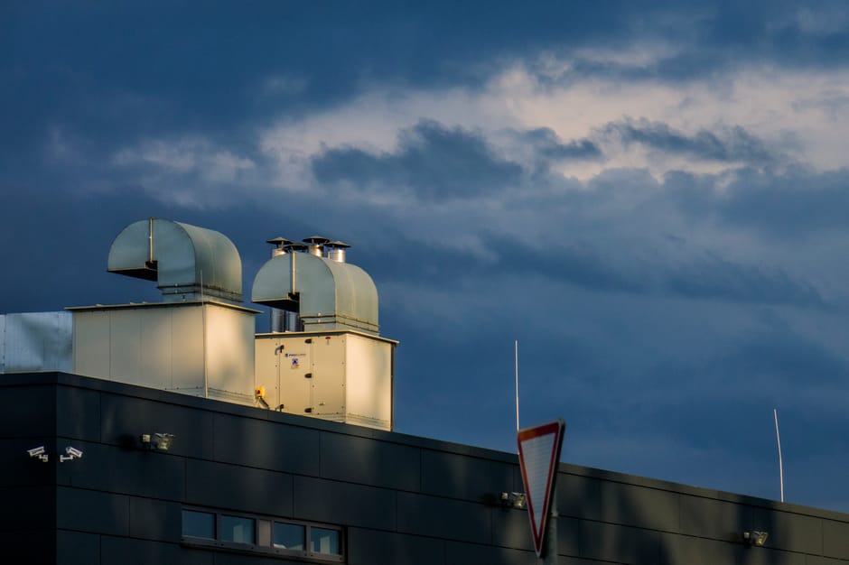 Montaż klimatyzacji na ścianie budynku